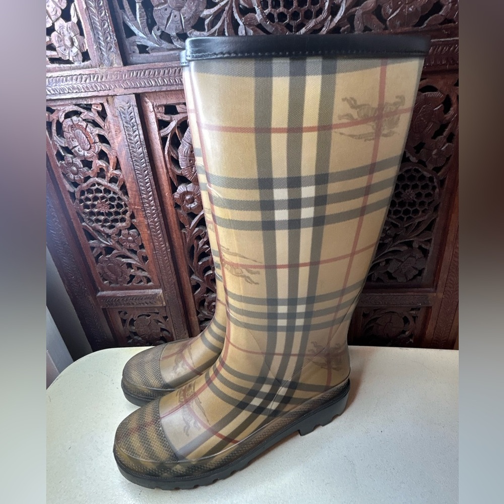 Burberry Women's Calf Rubber Rain Boots Size 5. Authentic.